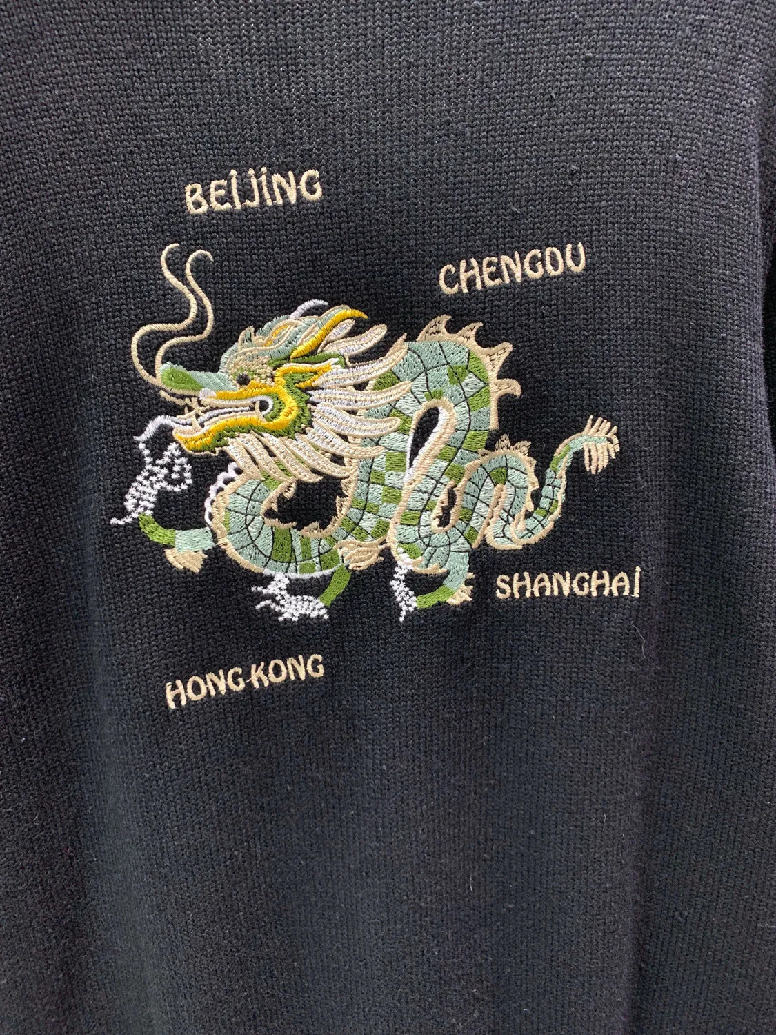 🅿️400 🀄️ Louis Vuitton Louis Vuitton 25* Year of the Snake Limited Edition Knitted sweater jacket style with classic double dragons embroidered around the chest A whole dragon embroidery on the back highlights the dominance Color-dyed wool blended cotton yarn High weight and high density Super high quality The wool is soft, delicate and skin-friendly It feels soft and silky All color-dyed high weight cotton yarn ensures no color difference Adopts four-hole knitting method Tight and textured, durable and not prone to pilling. It has a soft and warm comfort. It does not stick to the body when worn alone. Classic knitted clothing uses exquisite details and iconic brand symbols to reinterpret the charming charm. This sweater is made of wool and cashmere blended fabrics and is made with heavy-duty jacquard craftsmanship. All products are produced on imported looms. The details are clearly visible and the sense of high-end is the same for men and women.
